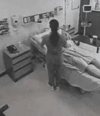 过监控画面显示，一名女子正在，陪伴一位在床病人。凌晨两点，一个穿家属服的年