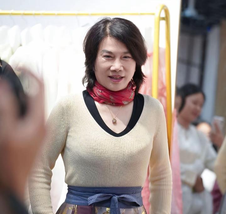 董明珠亲自给离职员工打电话，问为啥走。小伙子直说：加班太多，扛不住了。格力待遇确