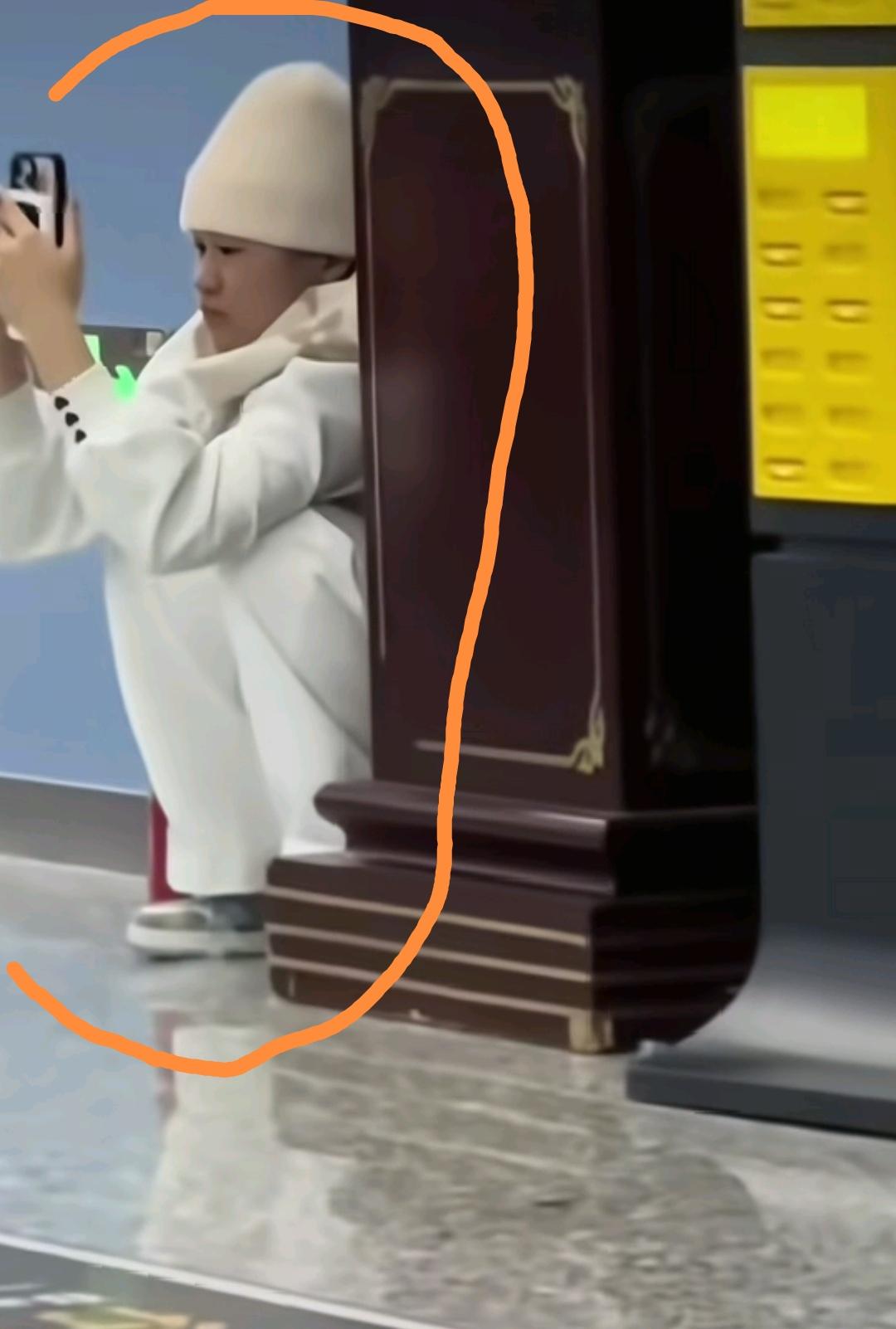 11月28日，全红婵安全抵达新疆阿勒泰机场，她在候车室等待的样子好有趣，也能看出