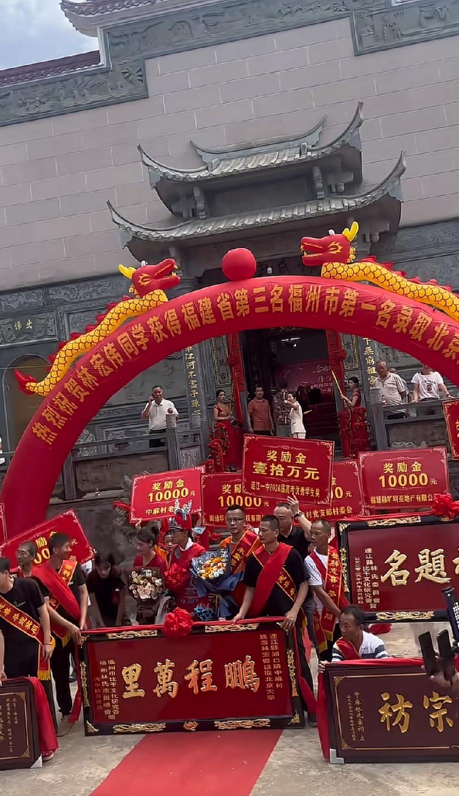都已经考上北京大学了，他又不缺钱，未来肯定也不会缺钱，为什么还有这么多人给他送钱