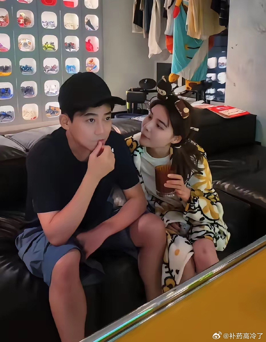 苏醒看球，他太太廖语辰还陪他一起，这也太好了吧！夫妻一起熬夜看球，也是一个很不错