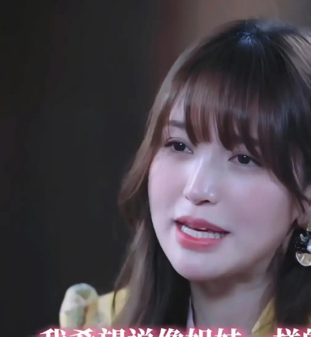 金莎在直播里突然说怕以后被娃喊奶奶，想跟孩子像姐妹出门。她今年43，老公孙丞