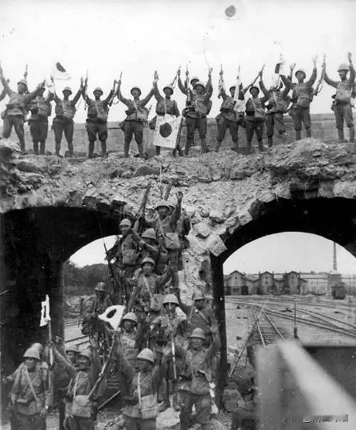 日寇暴行:嵩县潭头惨案1944年4月,日寇华北方面军纠集9万余兵力发动河南战