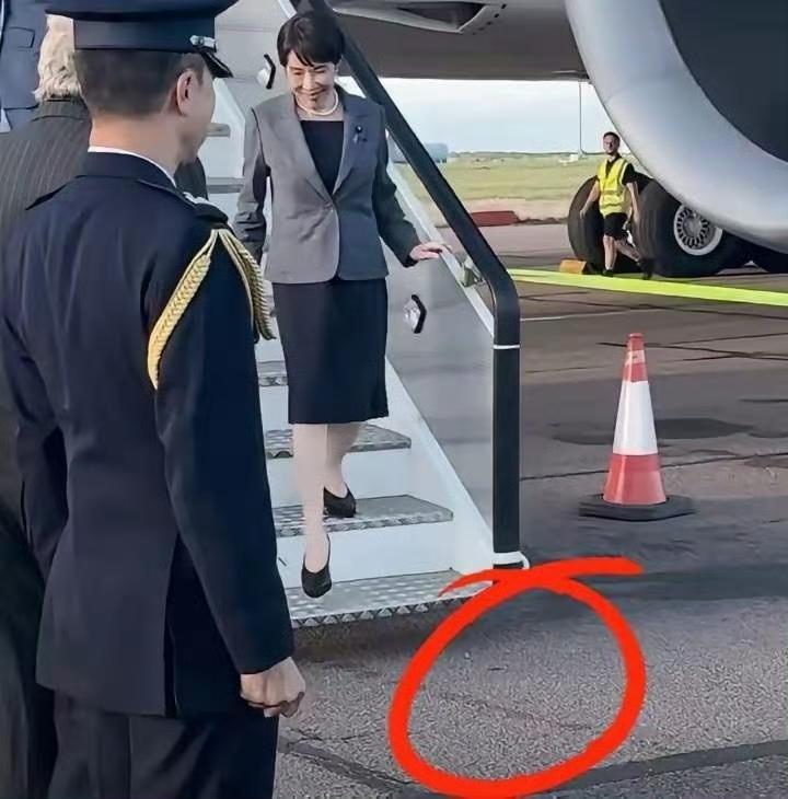 日本在英国被降级接待，女相劈腿的站姿要多难看有多难看！日本首相高市早苗