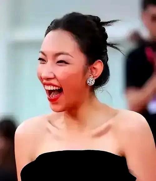 这个世界出了什么问题？那尔那茜合法合规，但为什么大家却抓着她不放？其实原因很