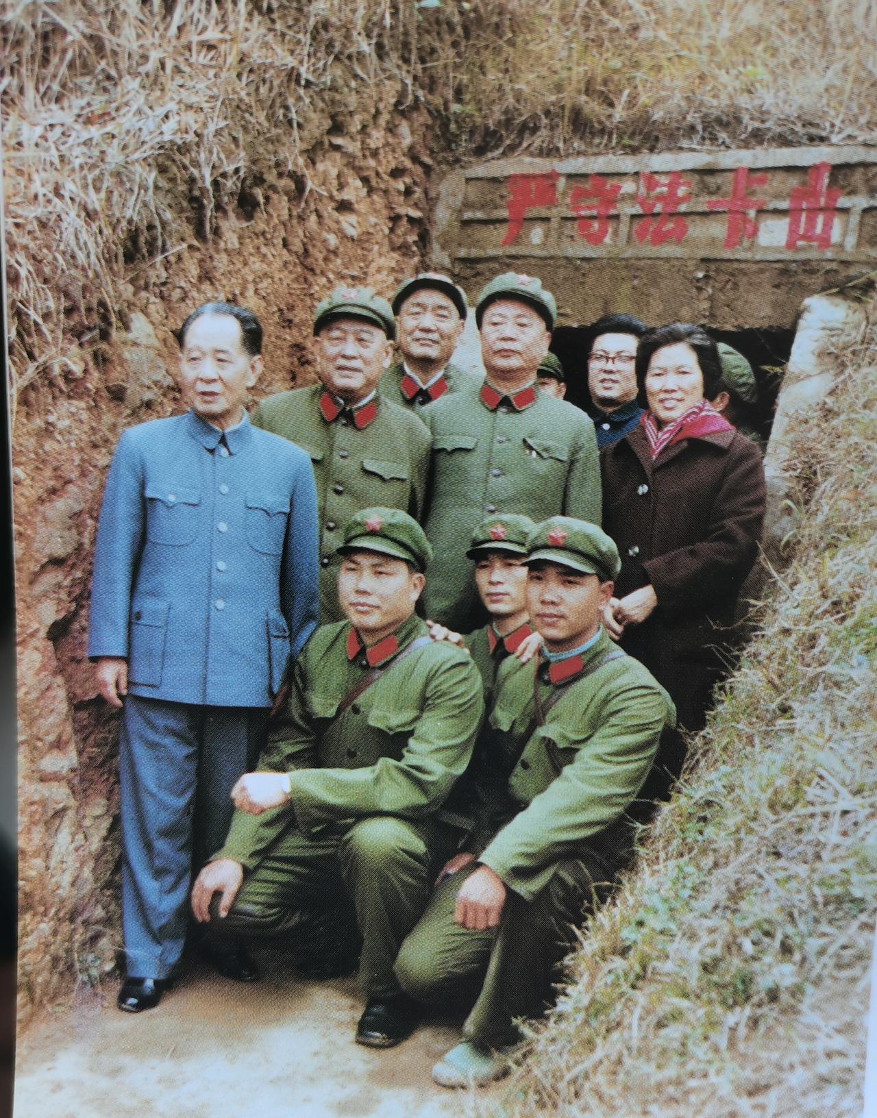 1984年1月31日，视察广西边防部队，和守卫法卡山的指战员合影。耀邦身后是开国