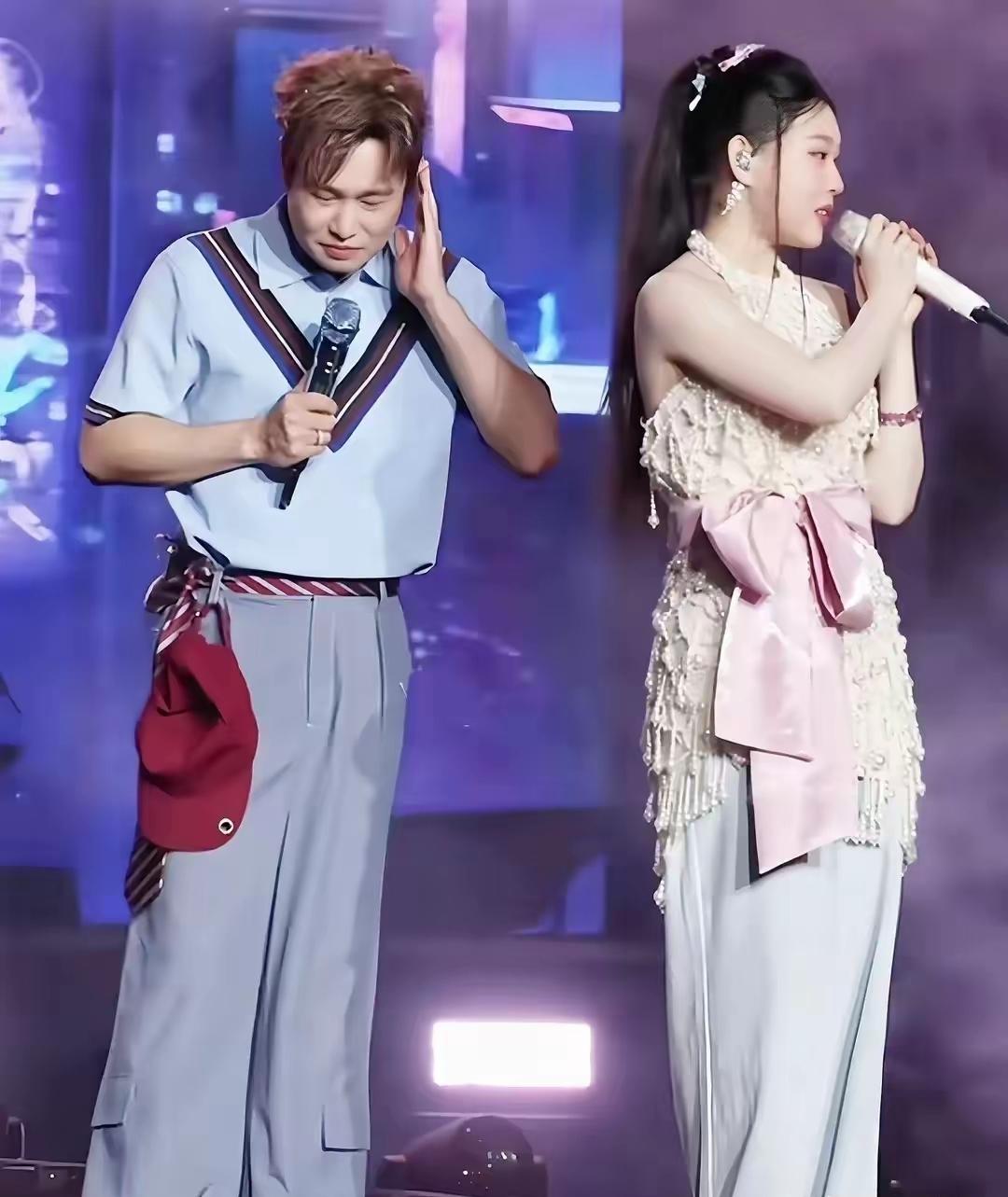 沈佳润穿短裙登台，小沈阳硬塞长裤太“土”[笑着哭][笑着哭]谁初见沈佳润音乐节