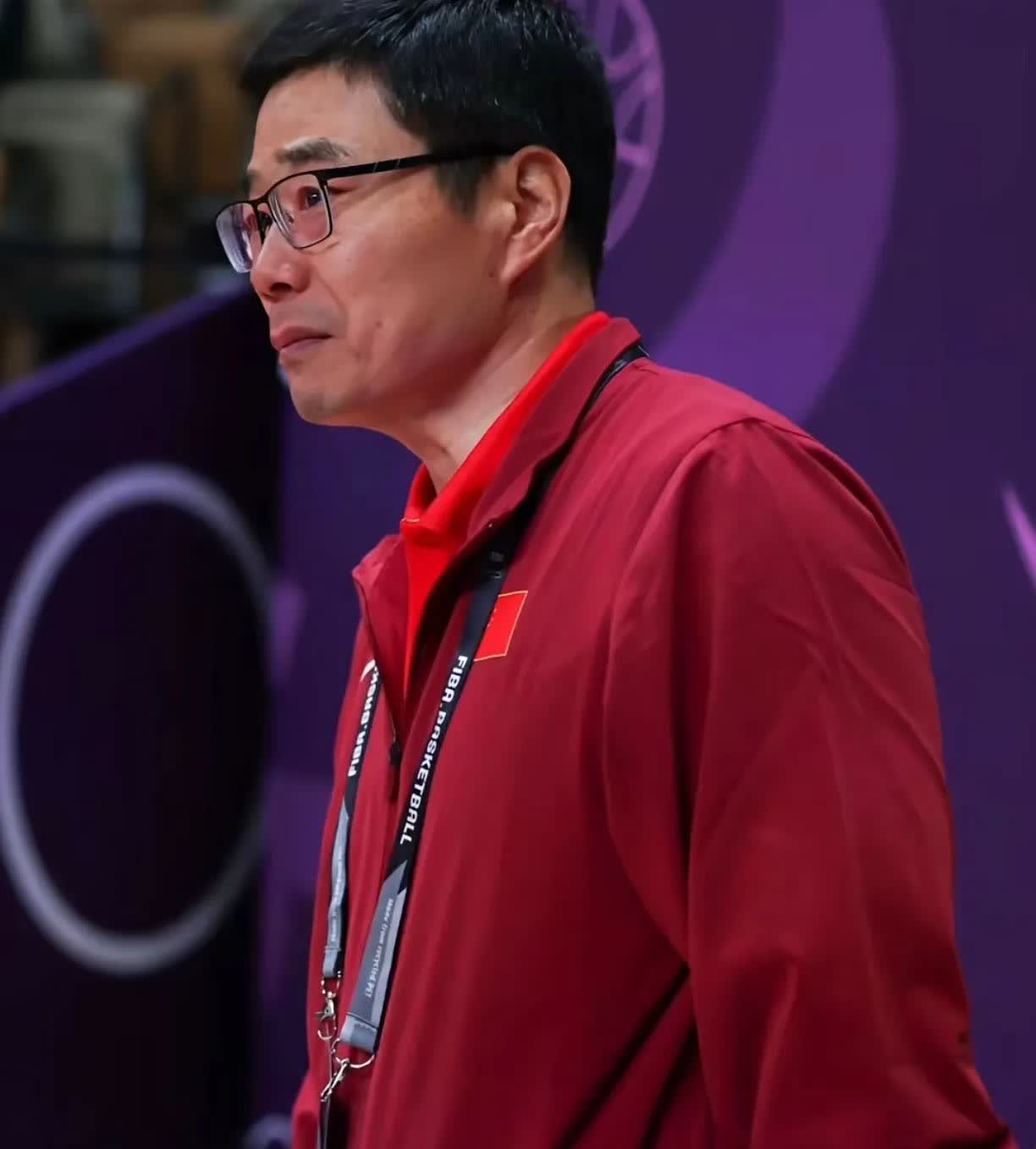 篮协主席郭振明，也哭了。中国男篮赢下亚洲杯半决赛的胜利，让一个多月以来承