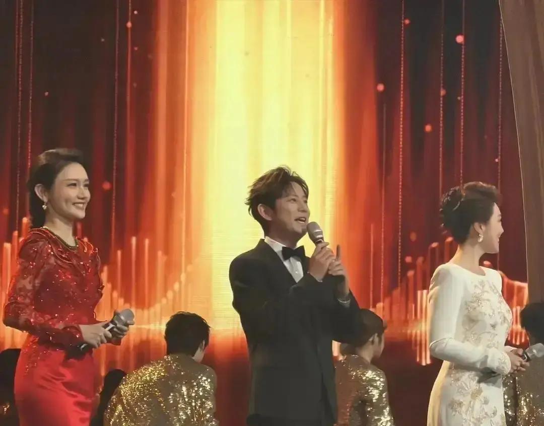 何炅把话筒递出去那一刻，我脑子里就一句话：江湖变了。以前他靠一张嘴救全场，