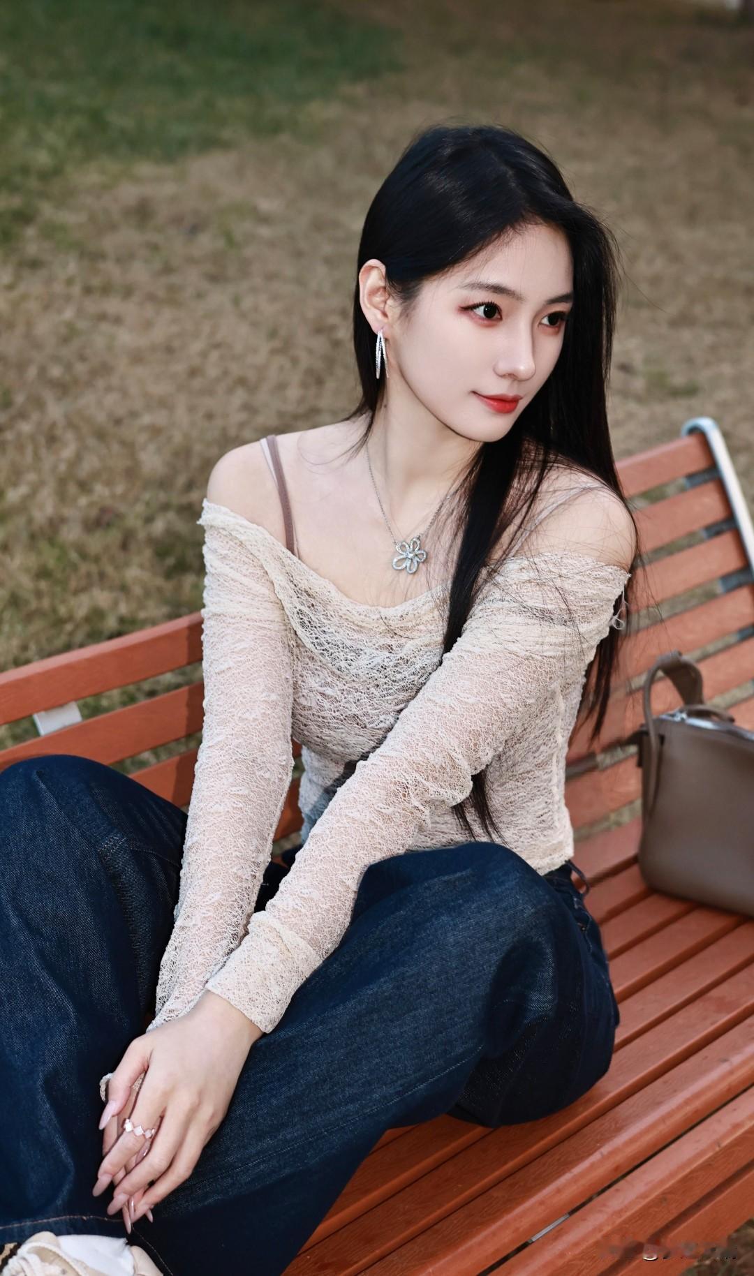 温柔气质女孩，坐在长椅上，享受宁静时光。