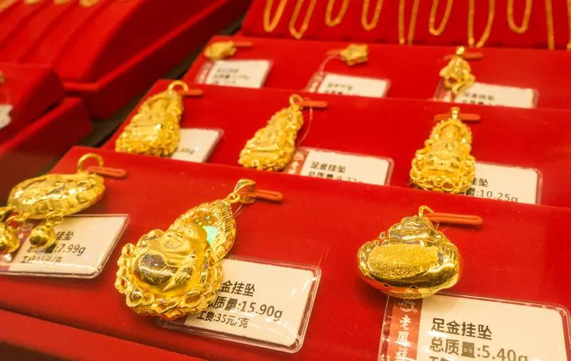 金饰价格这是坐了滑梯吧！才2天，老凤祥金饰克价就跌了53元，和年初高点比更是跌了
