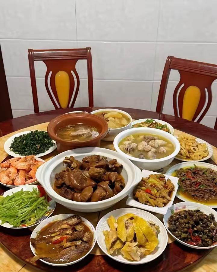 家人们，我实在搞不懂！昨天过中秋节，我家小姑子一家五口人也来我们这边过节。加上我