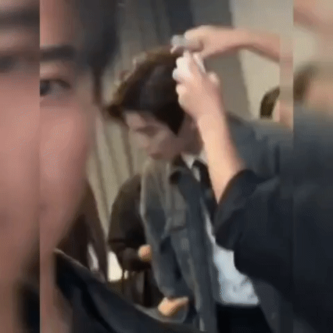 这是丁禹兮吧？胳膊是被谁牢牢抓住了？情侣之间，可能是撒娇或宣示主权；朋友之间，通