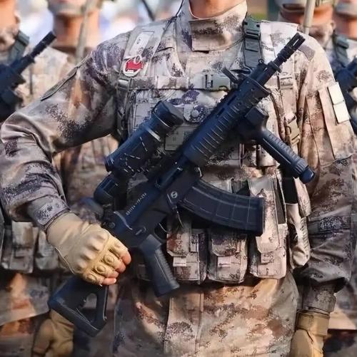 中美两个大国，几乎在同一个节骨眼上，同时把士兵手里的枪换了。中国掏出的是QBZ