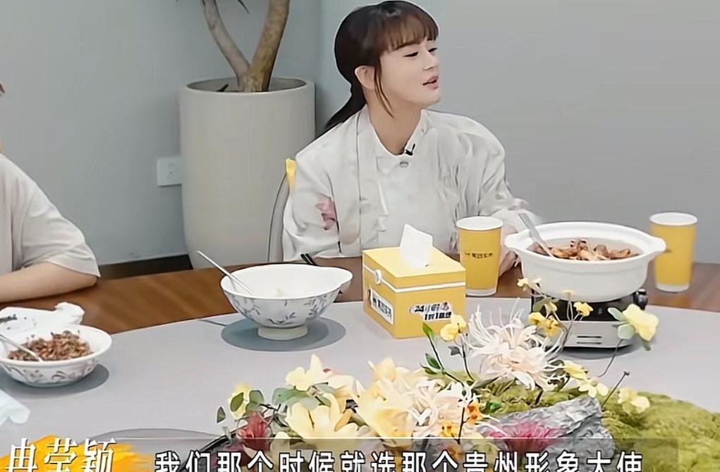 倪萍问：你和邹市明怎么认识的？冉莹颖：那会我在北京读书，五一想回家但是没有钱，正