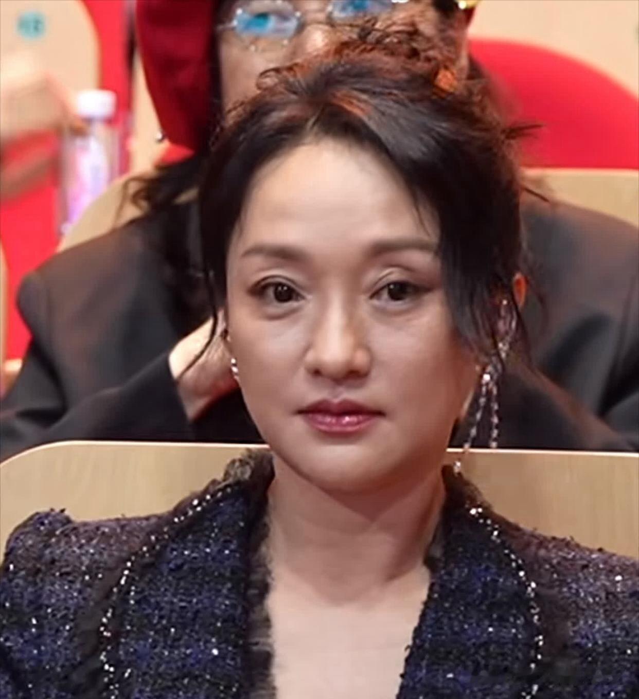 她虽然打扮的比较时髦，可是脖子的颈纹一眼就能看出年龄，女神不再年轻了，眼神也没有
