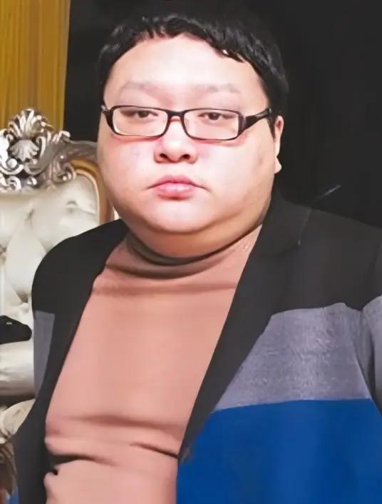 文强的儿子文伽昊，今年45岁了，定居在重庆，早已撕掉了过去所有标签，安安稳稳过着