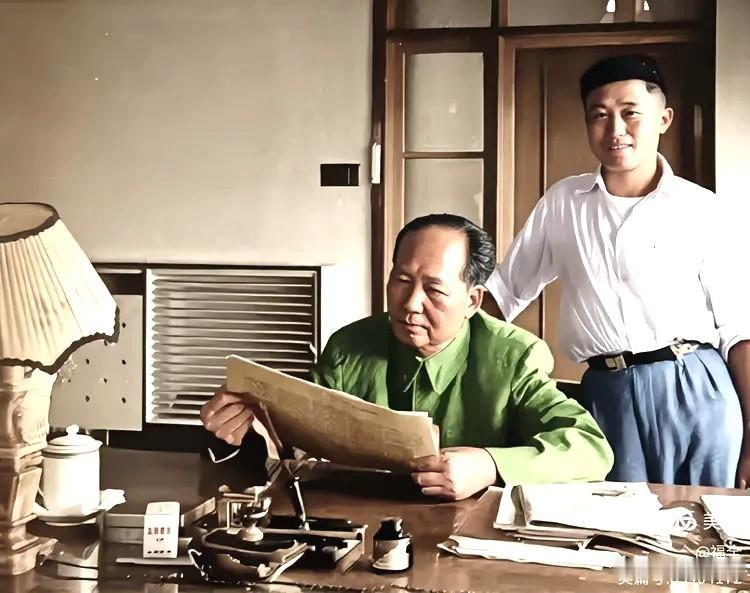 历史时光照片拍摄于湖北武汉东湖宾馆，毛主席正坐在办公桌前阅读文件，神情专注；身