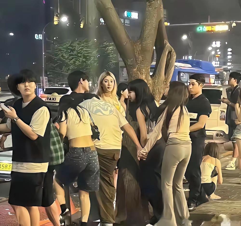 王思聪整天围着女生吃喝玩乐，大好年华，怎么就不想着干一番事业？