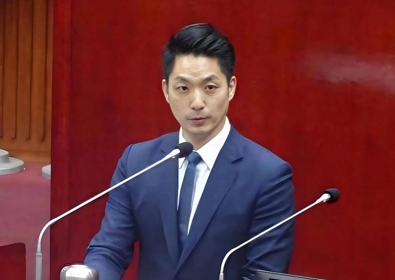 不敢承认自己是中国人！台北市长蒋万安今天出席开工典礼，被问到“你是台湾人还是中