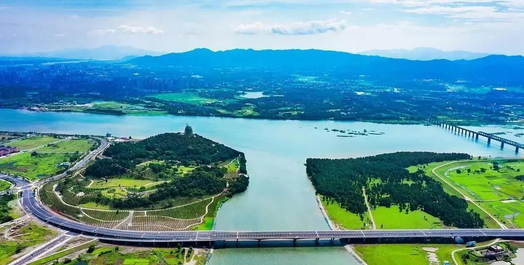 刷到一篇十万加的文章，说单位里最牛的人从不把头衔挂嘴边，名片上只印手机号，饭局里