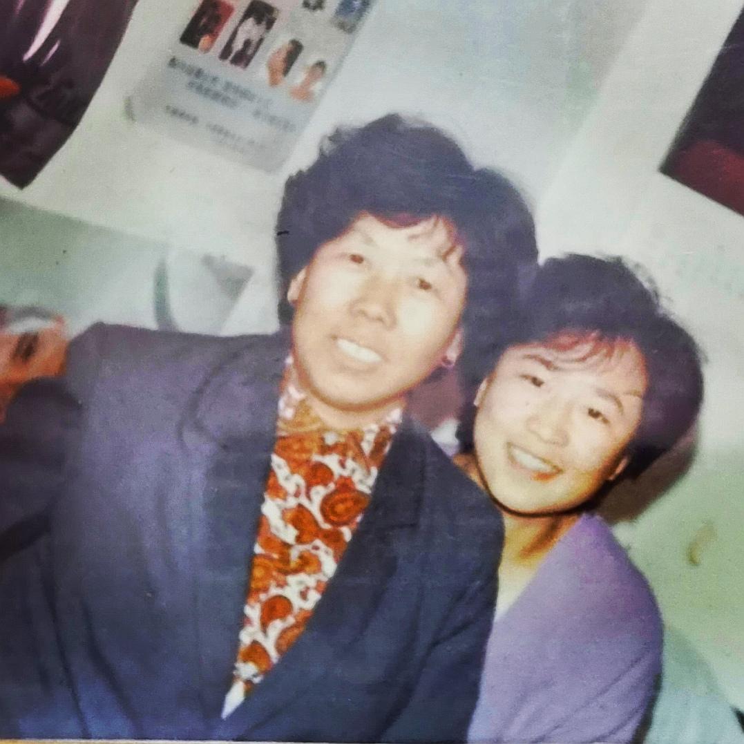 我老妈今年87了，是个慈眉善目的老太太。她年轻时可辛苦了，一边上班一边带我们五个