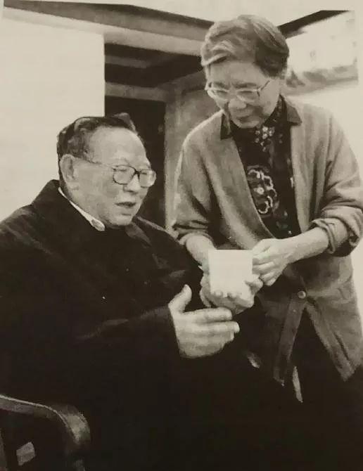 1984年，60岁的梁羽生宣布封笔。他告诉妻子：“名利是追逐不尽的，可我们的夫妻