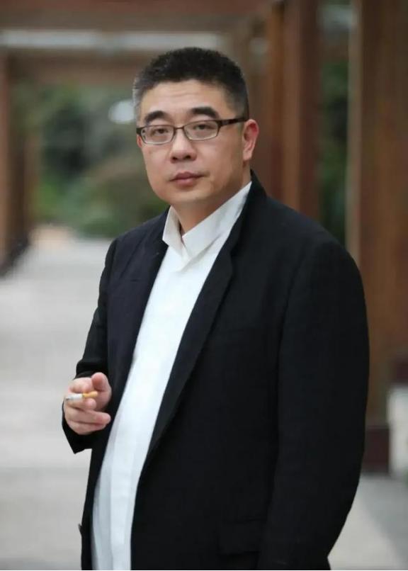 复旦大学钱文忠教授曾经说：“年轻人一定要对钱有概念。一杯奶茶20块钱，相当于6瓶