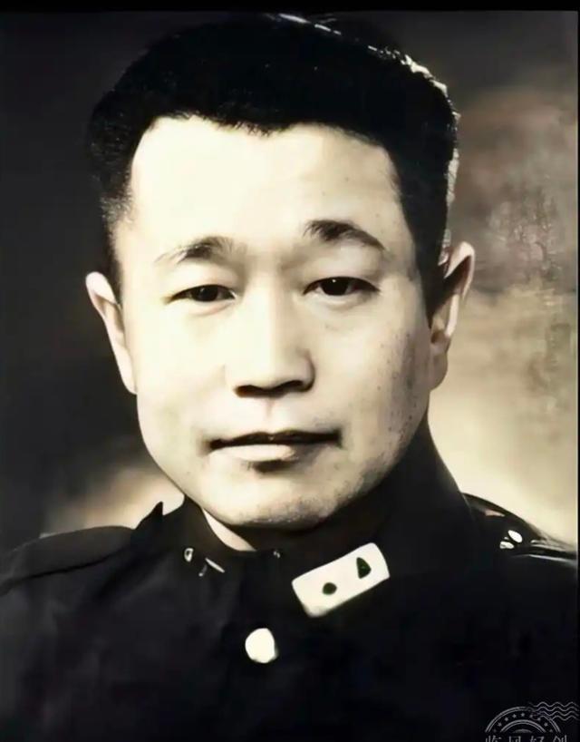 刷到个冷知识，差点给我干懵了。杜聿明，国军悍将，大名鼎鼎吧？他亲弟弟，杜聿德，干