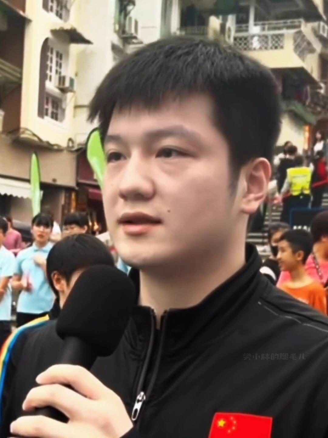 这是樊振东，太周正了，“人机东”就是这样秀气，拿着话筒，英语叭叭的说出来！听东