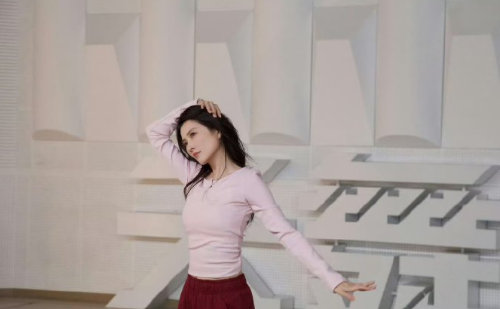 徐洁儿发了浪姐初舞台狠狠期待住了！徐洁儿上线分享浪姐初舞台，气场全开，实力舞台