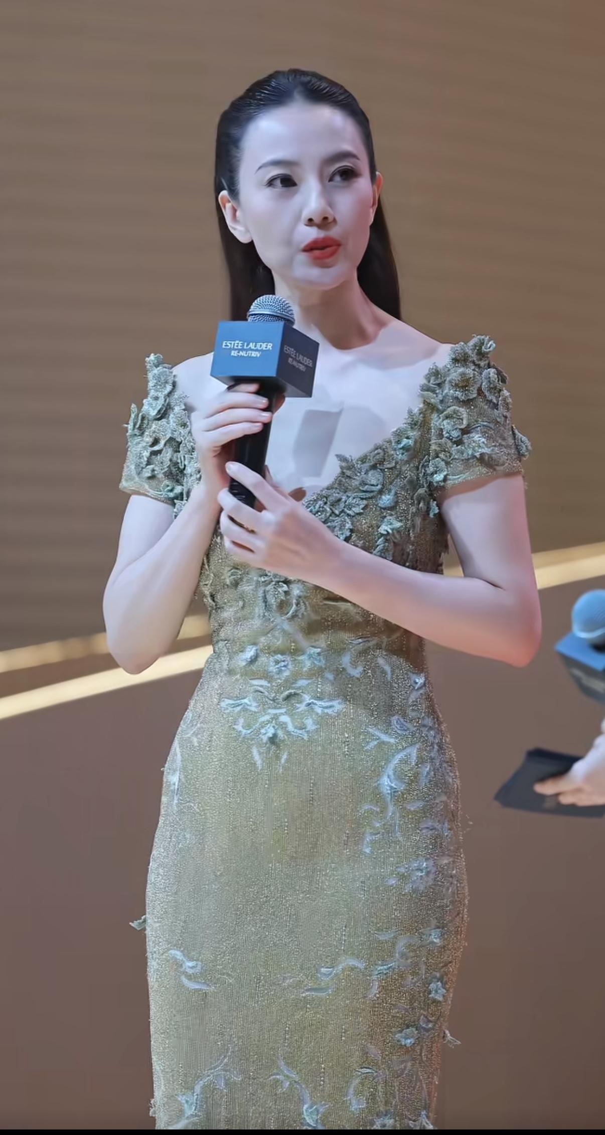 以前心中的女神高圆圆也已经46岁了，虽然有着美妆加滤镜，但是也能到其眼角纹了。