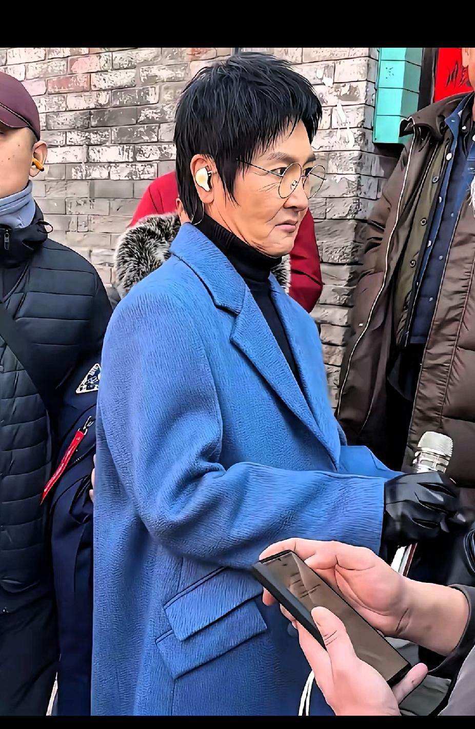 天！怎么也不敢相信啊？以为是位老太太呢，竟然是孙楠。56岁的孙楠竟然瘦成大头