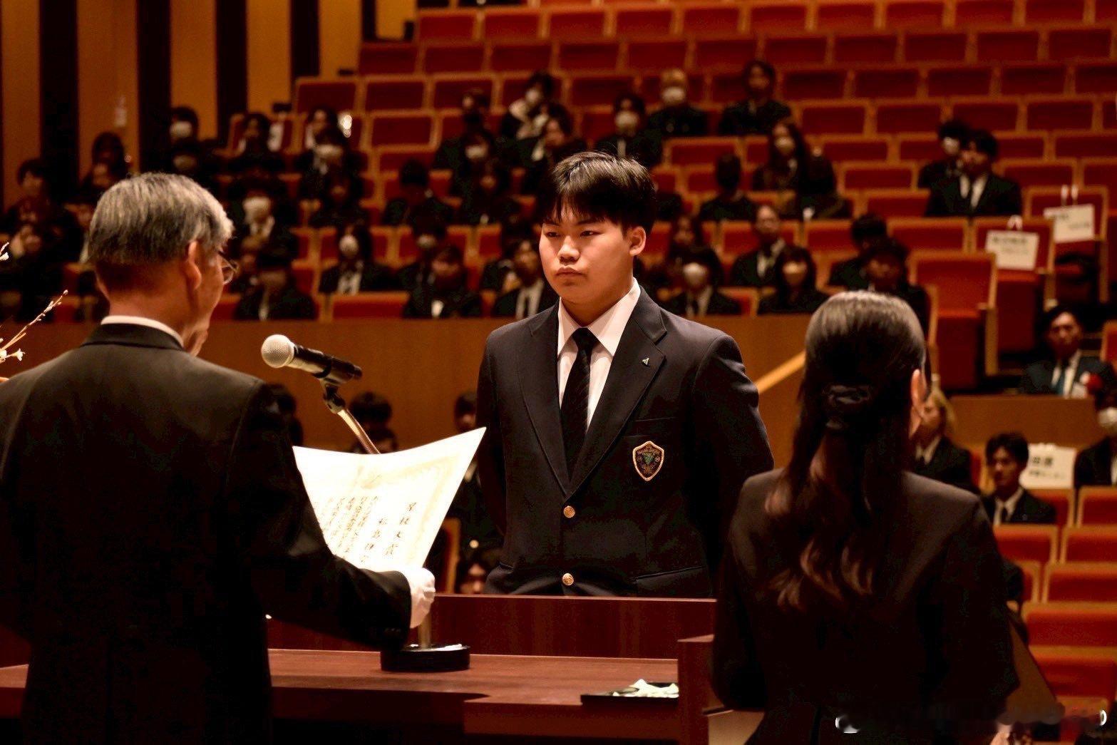 松岛辉空：我要向木下集团的各位表示感谢。从我小学四年级开始，他们就给予了我非常大