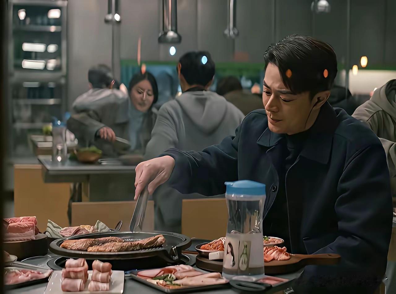 每次看到霍建华吃烤肉的剧情，真的不禁感叹，人最孤独的就是自己一个人去饭店吃饭，人