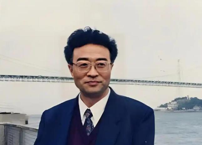 他名叫刘铁骑，是大贪官刘青山的儿子，1952年，刘青山因贪污155亿被枪毙，当时