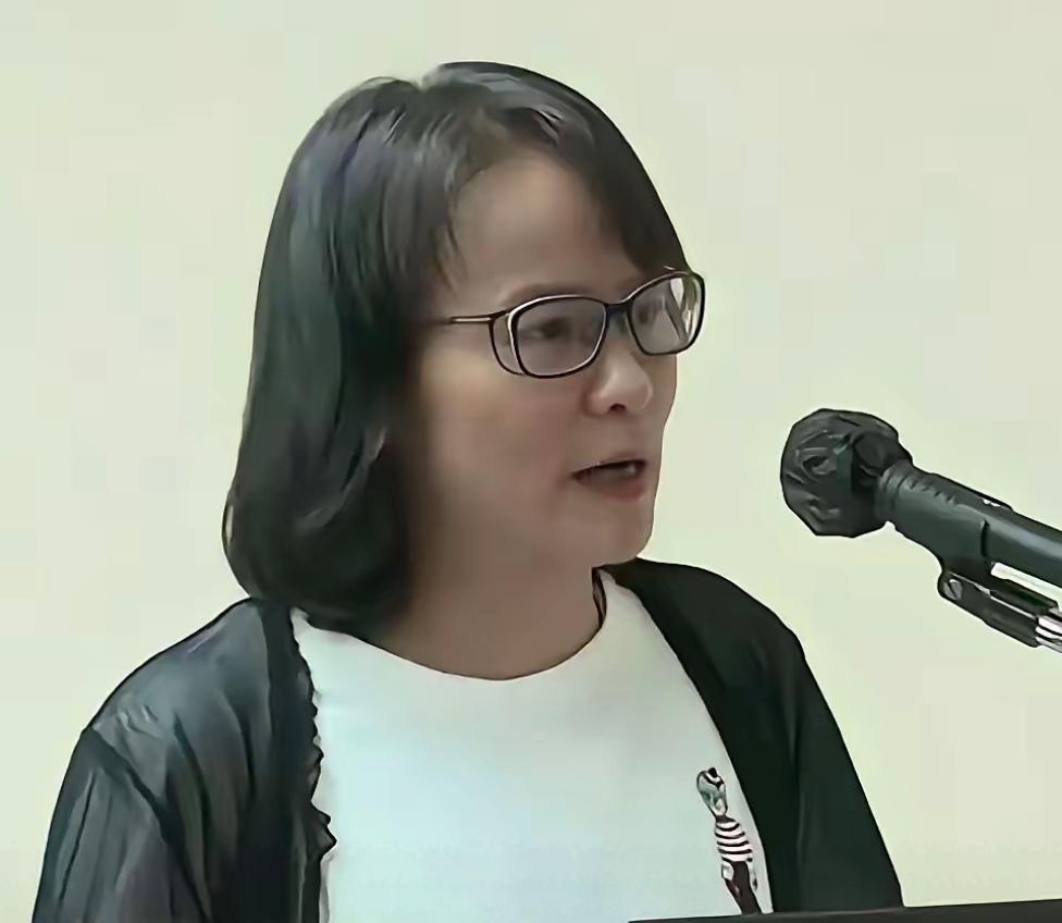 台湾爱国女教师区桂芝严厉抨击郑丽文说：你一边说和平，一边购买军火，这可能和平