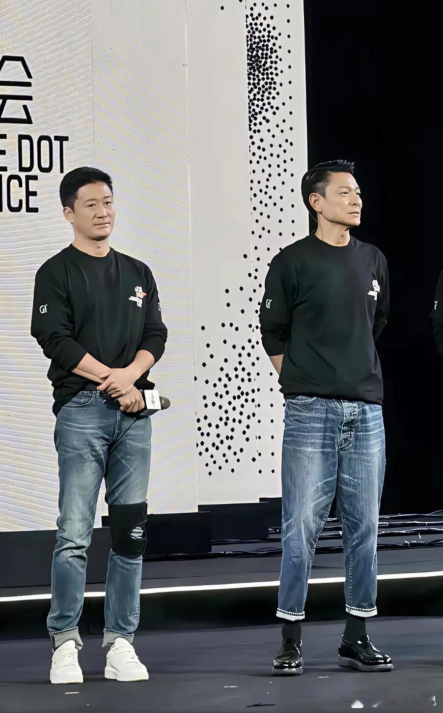 他们两个的同台，我才发现原来刘德华是真正帅气的男演员他身高也在线，比吴京高一点点
