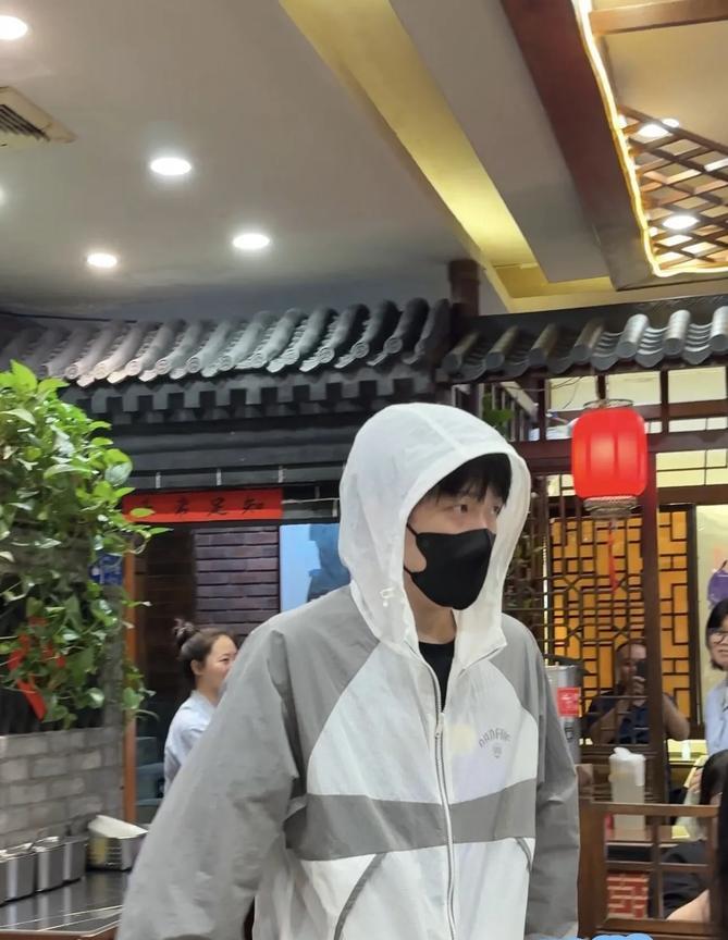 王楚钦带火了玉桥餐厅，已成球迷打卡留念的景点！今天中午大头和草莓熊又来玉桥餐厅