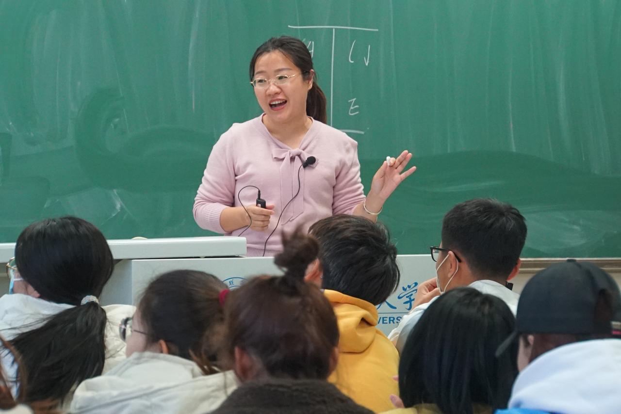 师范生读完四年大学，发现连考试的机会都快没了。 湖北今年中小学教师招聘计划从