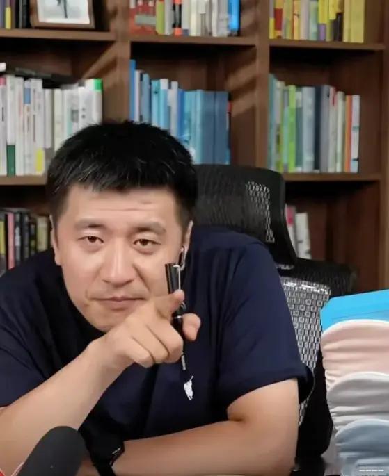 张雪峰说的这段话一鸣惊人：​他说：“专科的人都在努力升本，本科的人都在努力考研，