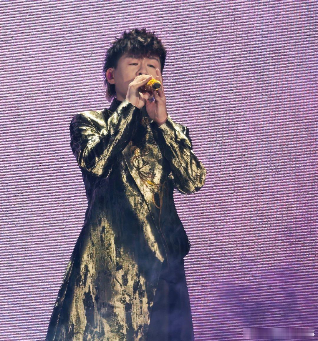 歌手直播胡彦斌神编曲鬼嗓子纵观目前播出的所有舞台，经由他经手改编的曲目从来没有