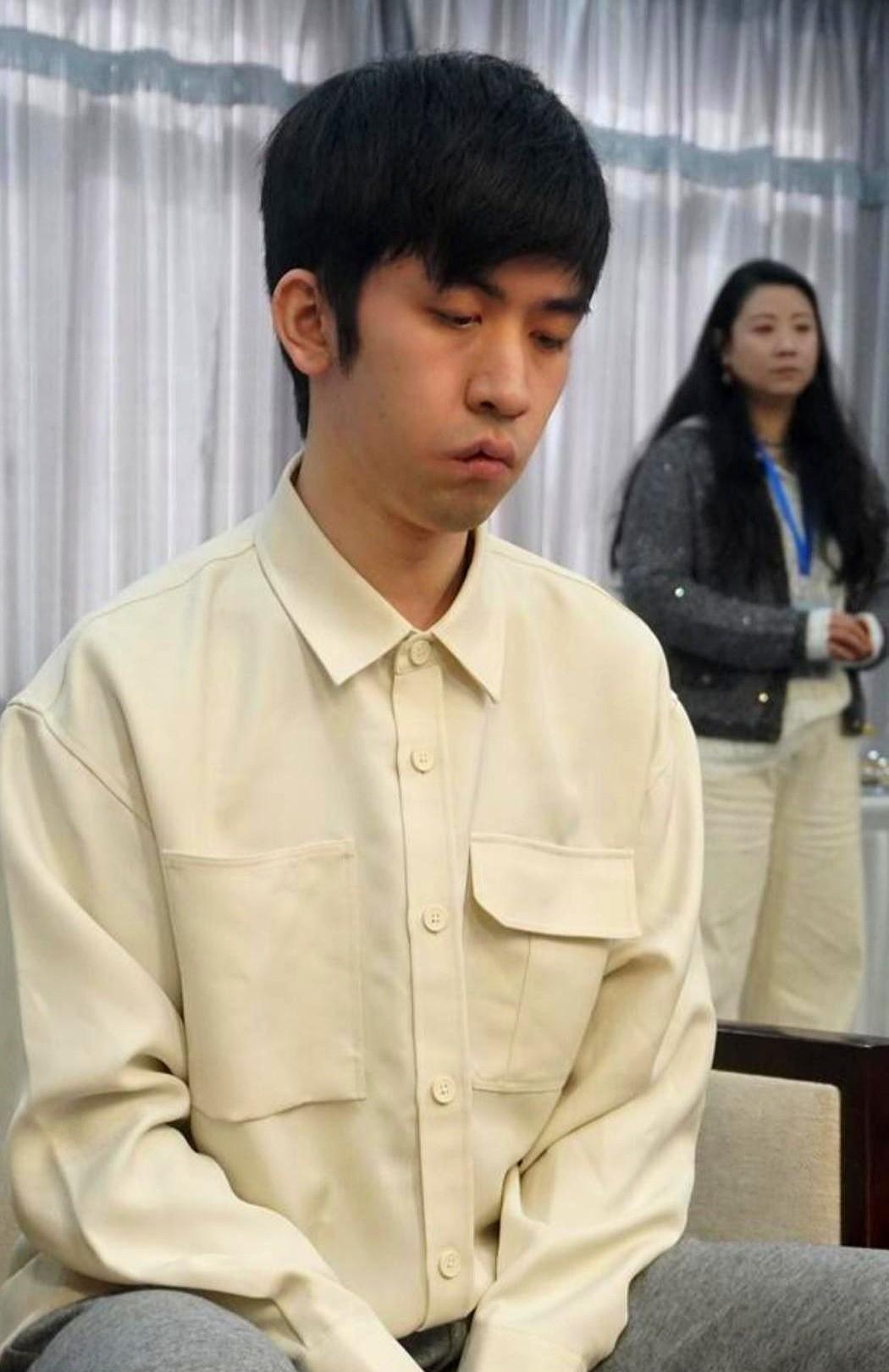 王星昊输了三场，没人觉得他行了。一盘棋，100手干趴井山裕太，全场安静。不是