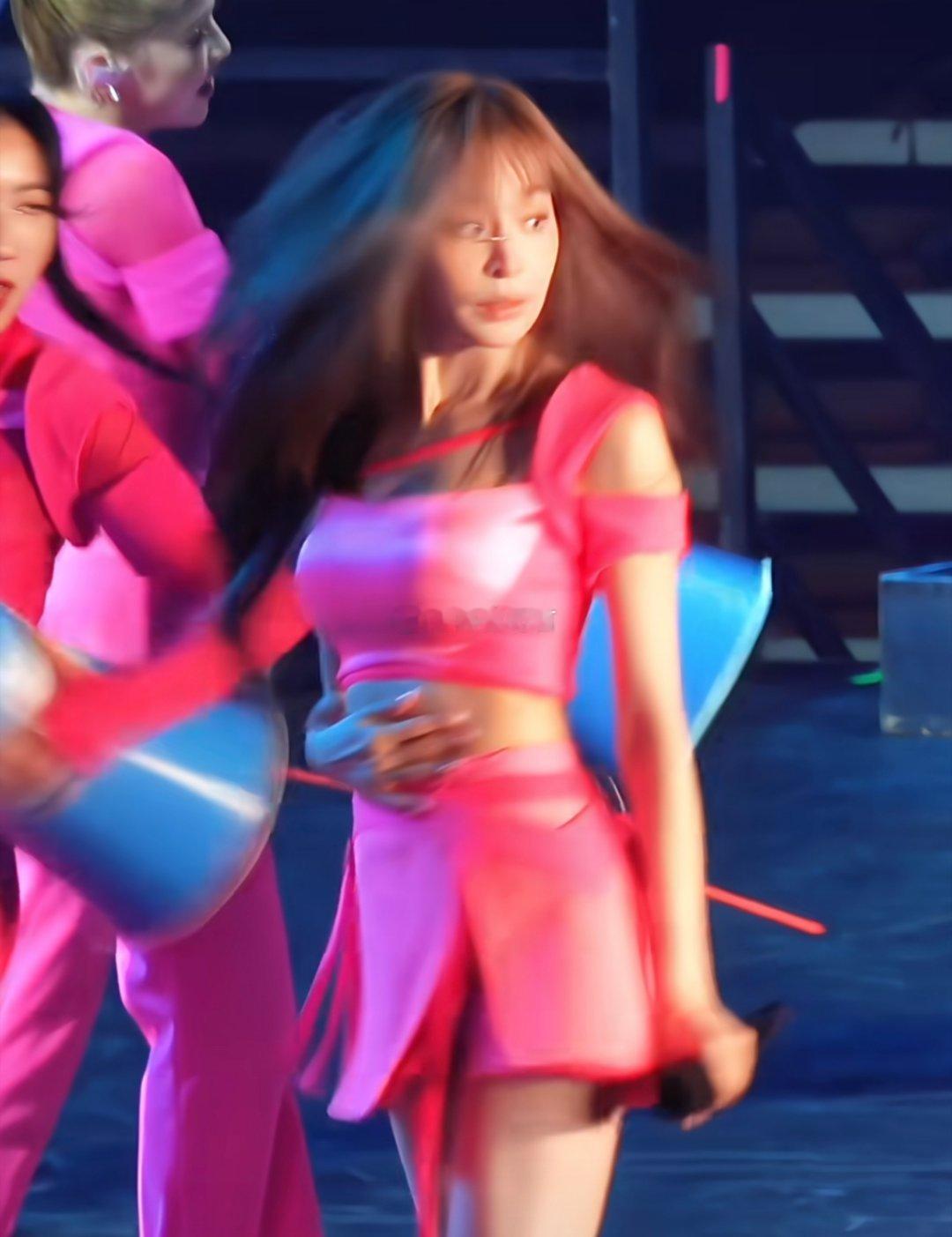 年近50还有这个状态真不错，怪不得她能翻红。