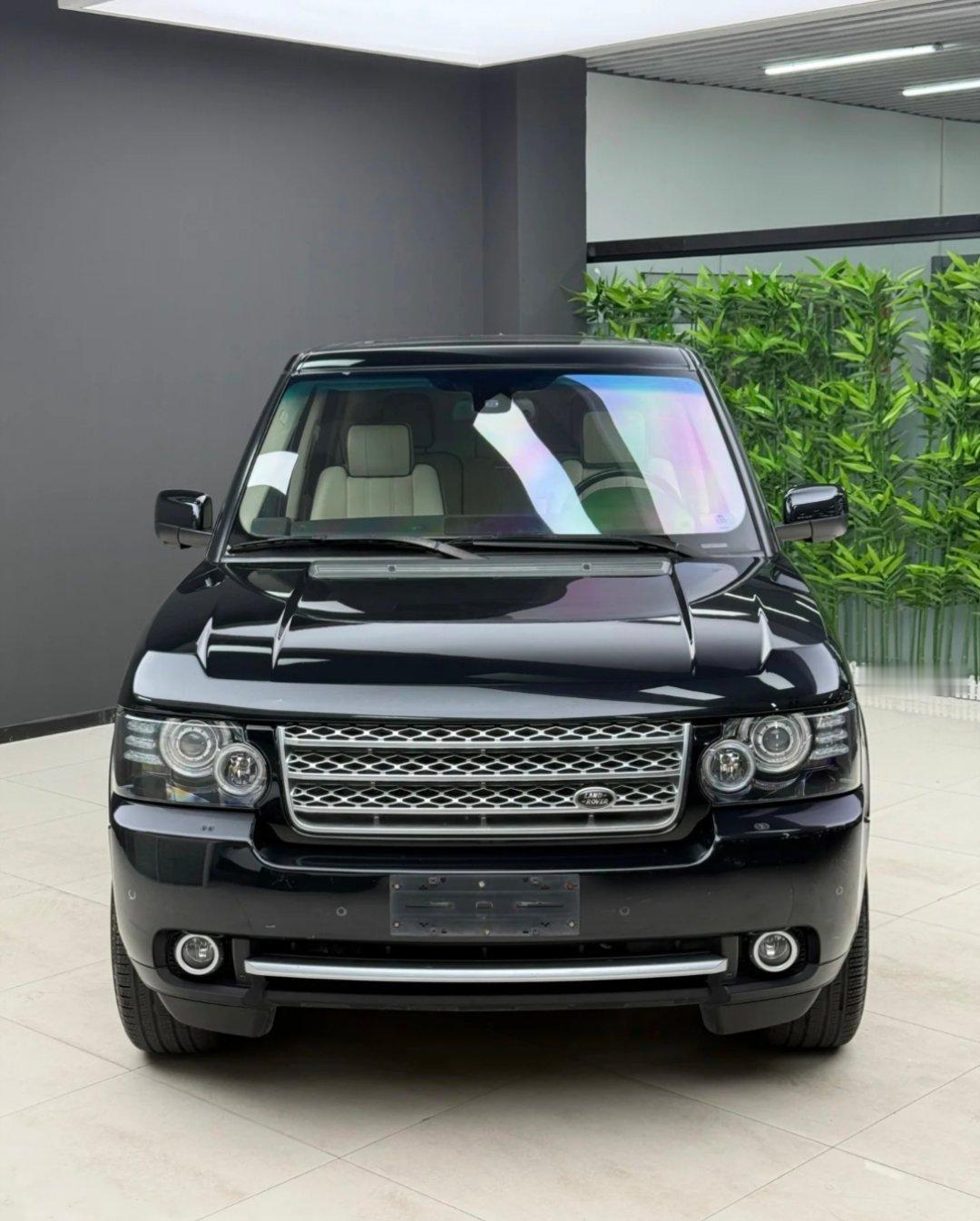 在改车店看上一台路虎揽胜火烧云，老板一手车，保养贼到位，过来修点小问题的，我问了