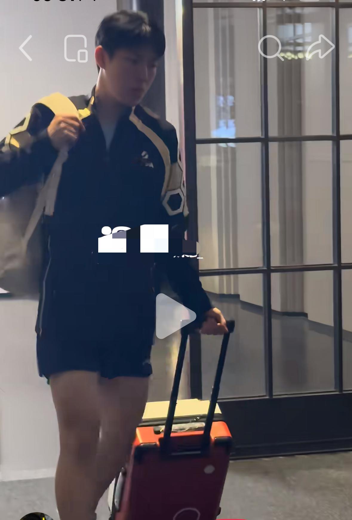 温瑞博比赛失利后，闷闷不乐的退场让人心疼！7月18日长沙全锦赛的赛场，温瑞博