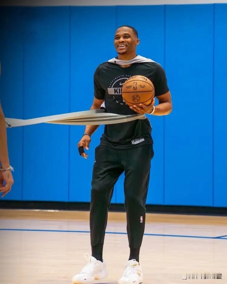 国王球星威斯布鲁克真是让人捉摸不透！最近前NBA球员小里弗斯在节目中聊到了威斯布