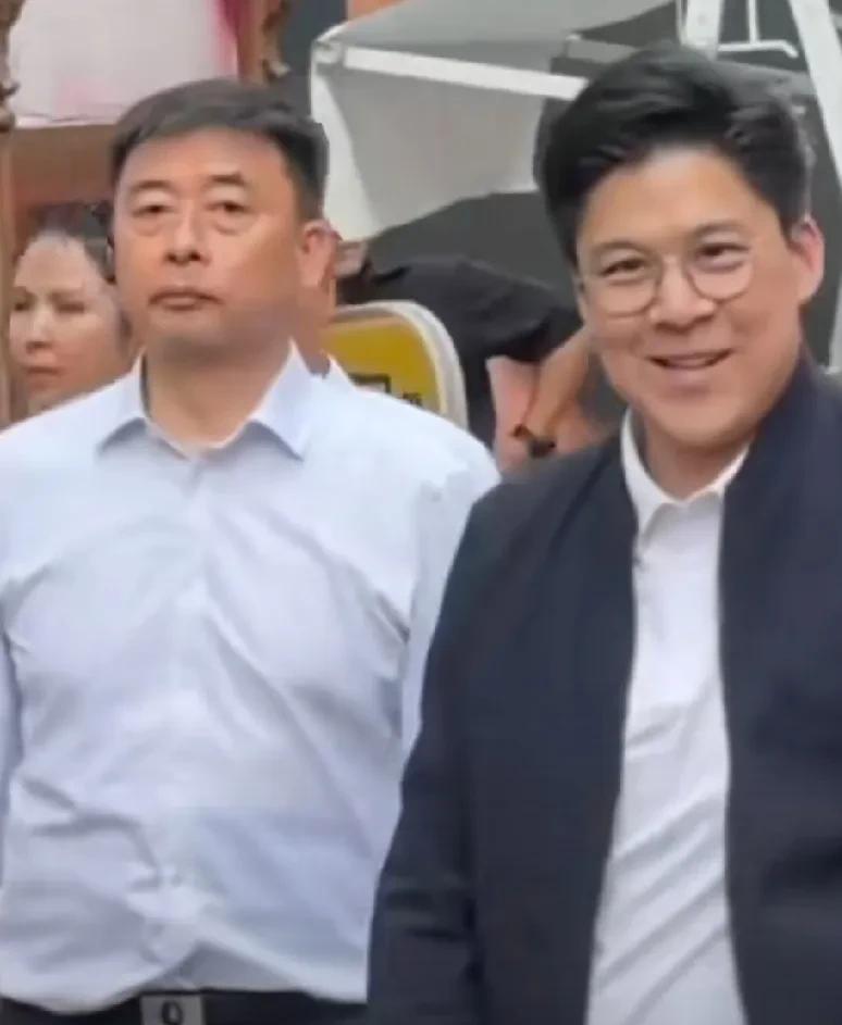 霍家出行不带保镖？别信啊，你们都被骗了。上周霍启刚带三个孩子逛商场，看着就像