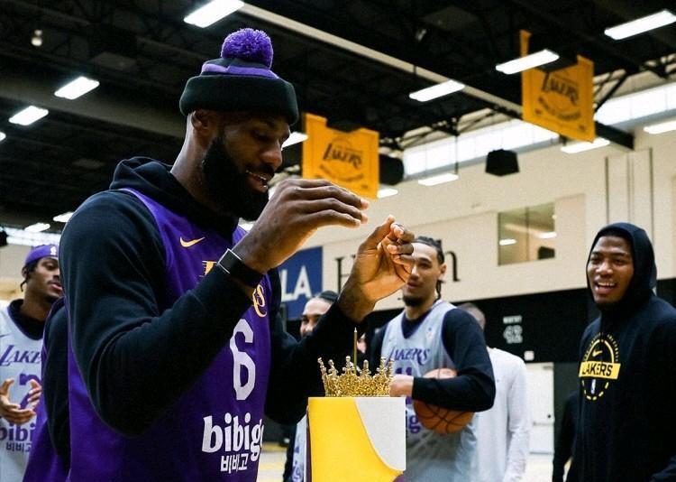 洛杉矶的票箱里，勒布朗的名字排在第九。不是打字错误，不是系统故障，白纸黑字印着