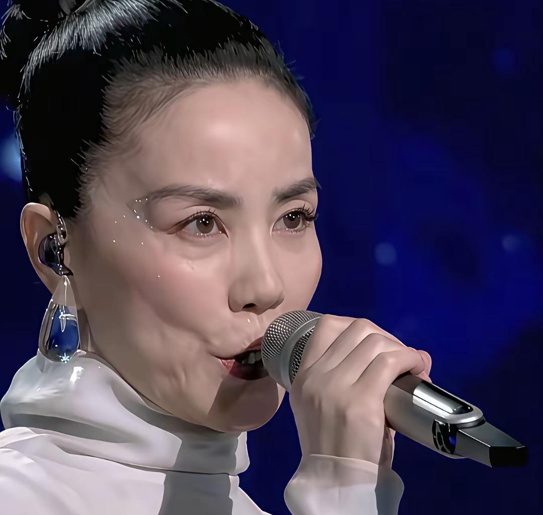 被架在火上烤了十年，是种什么滋味？问问谢霆锋。一句“骑虎难下”，道尽这场“世